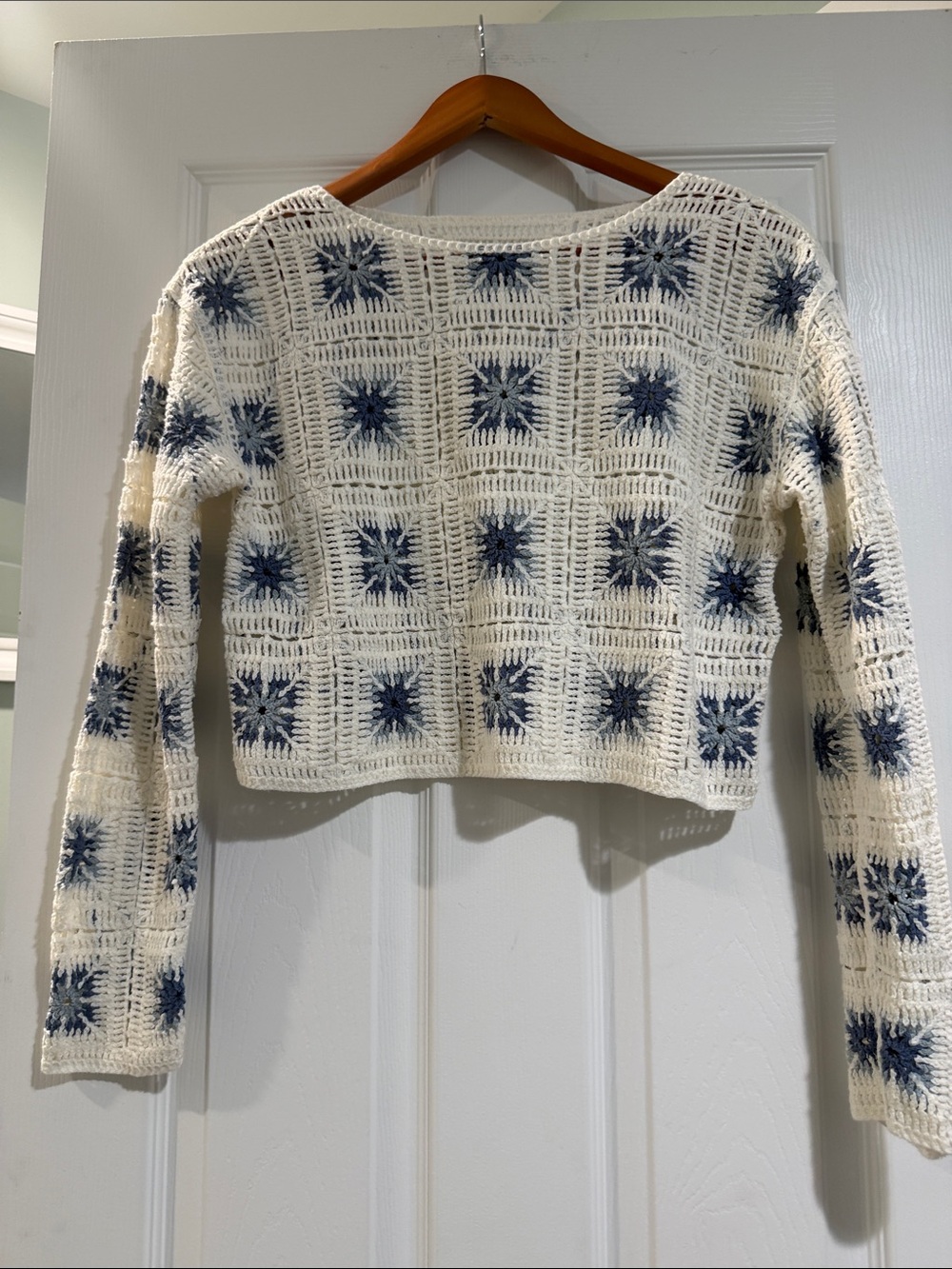 Truth by Republic -Crochet Star-Pattern Crop Top in Cream and Navy